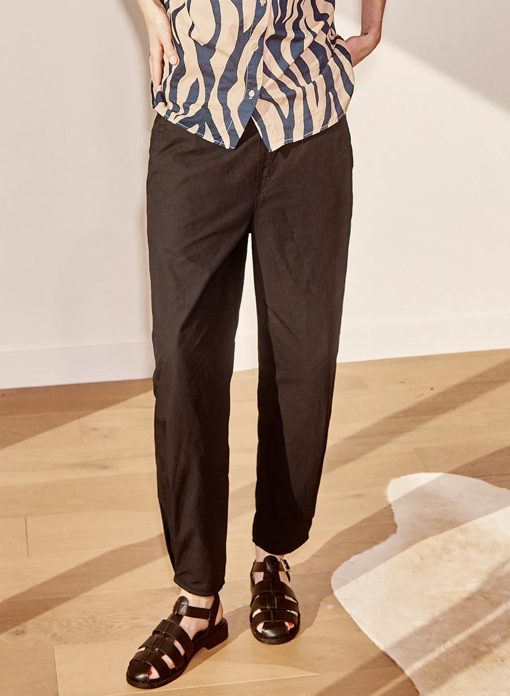 Fine Poplin Pleated Hem Trouser in Black